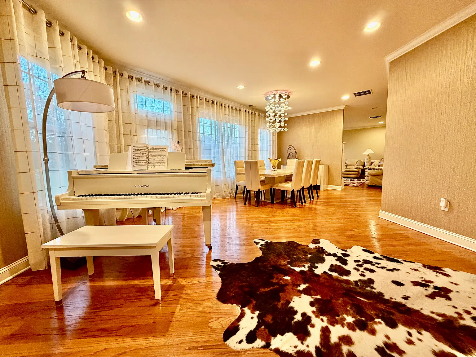 4 bed, 2362 sqft, $4,499 — Photo 4