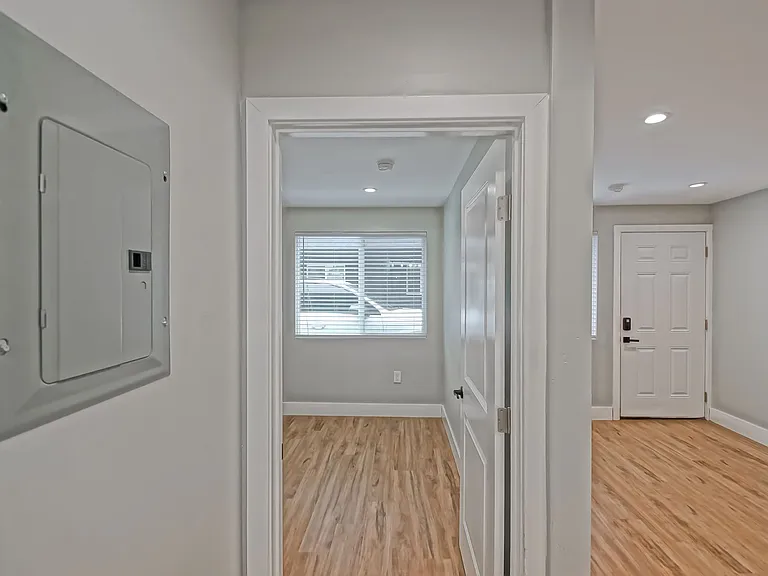1923 Vanderbilt Ln — Photo 17