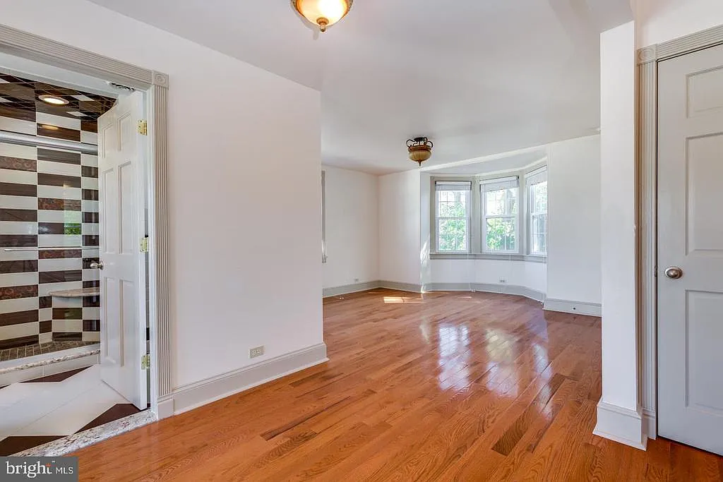 3 bed, 1.0 bath, 950 sqft, $3,450 — Photo 2