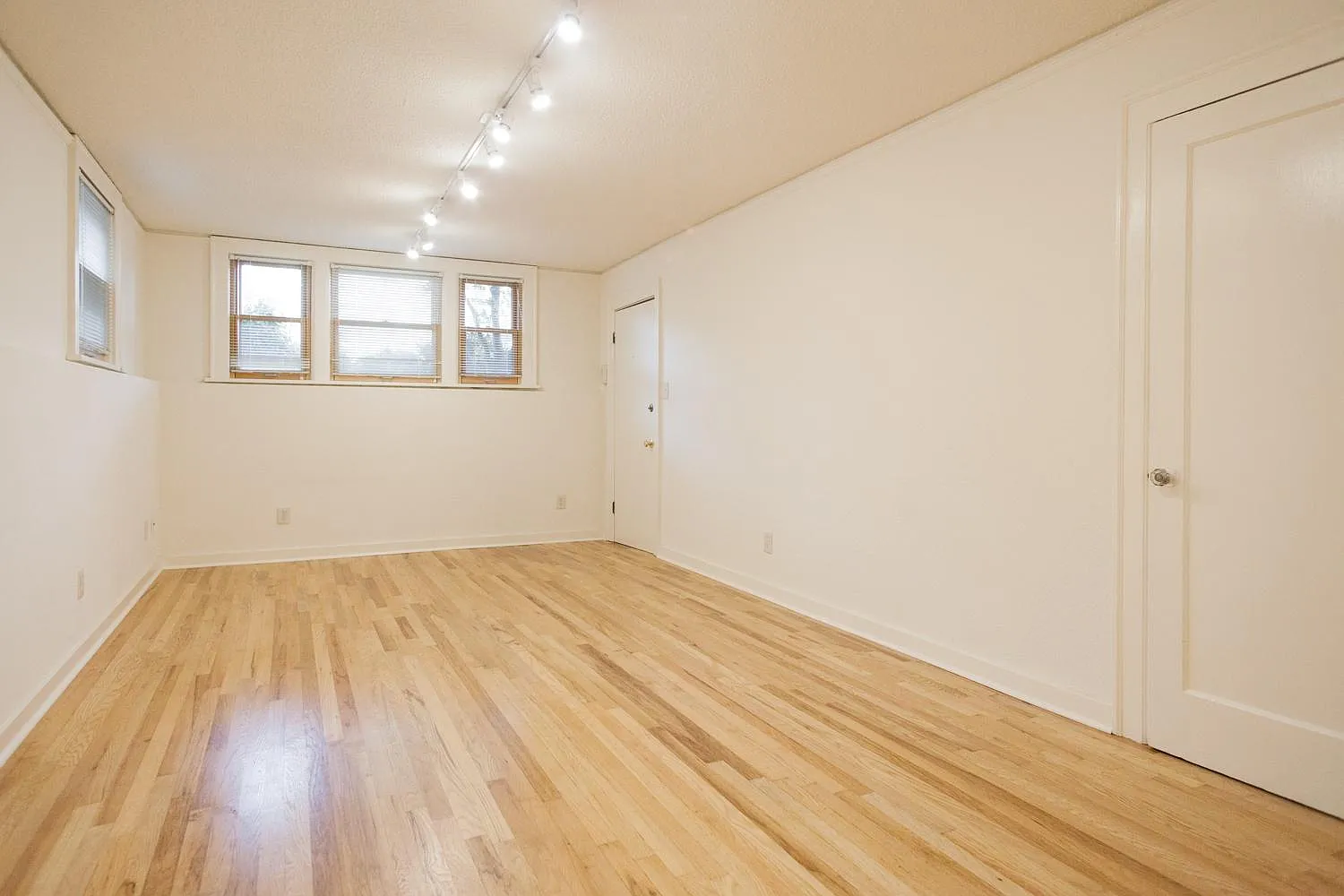 715 10th Ave E — Photo 1