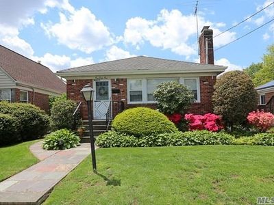 161 Andrews Rd, Mineola, NY, 11501