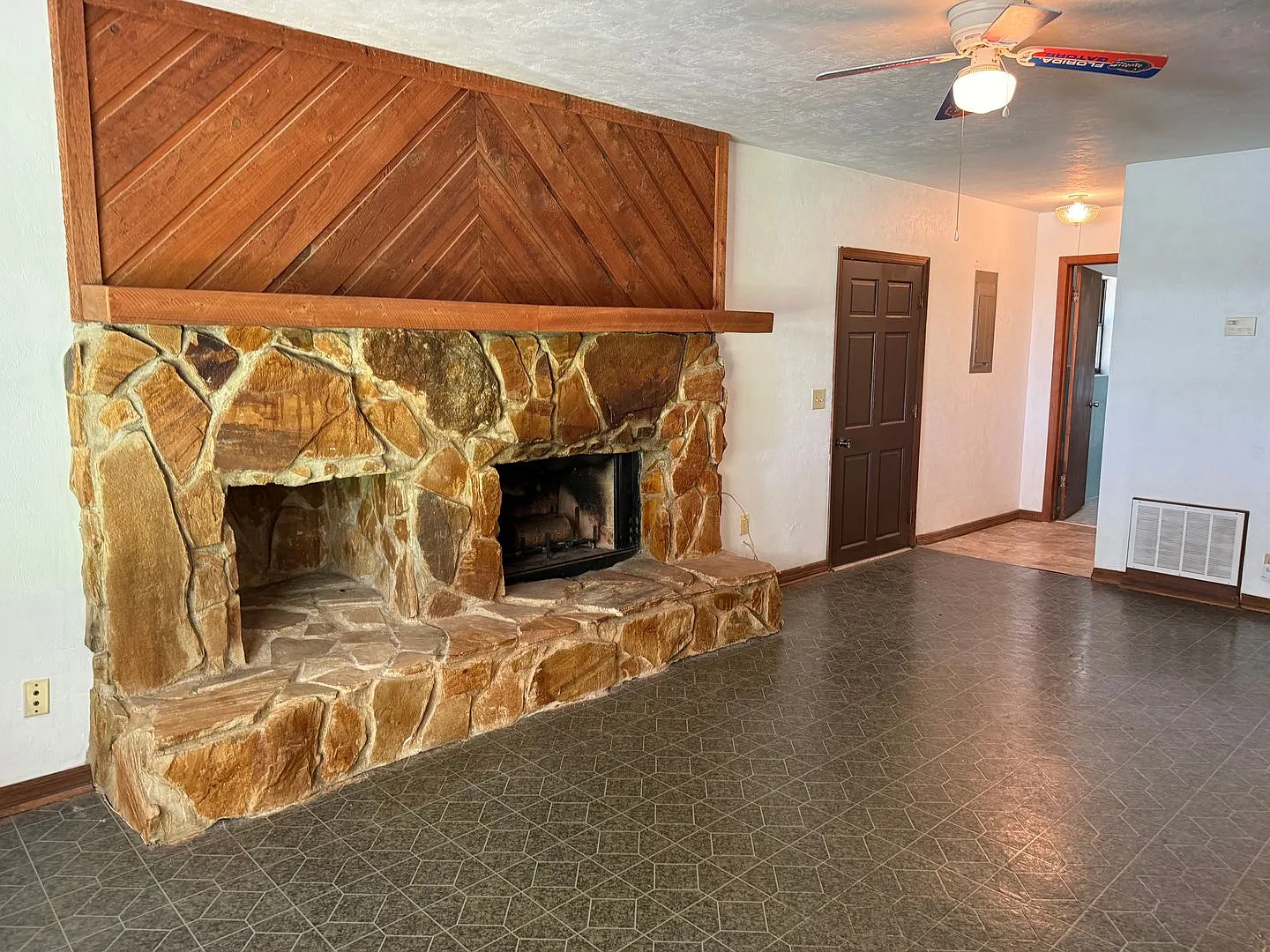 Spacious 3 Bedroom, 3 Bathroom Home with Screened Patio & Covered Carport in Alachua! — Photo 3