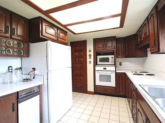 4th image of 692 La Placita St