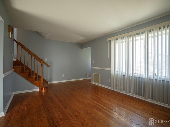 5th image of 373 Hyatt St