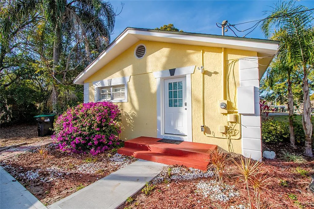 2 bed, 1.0 bath, 650 sqft, $1,800 — Photo 1