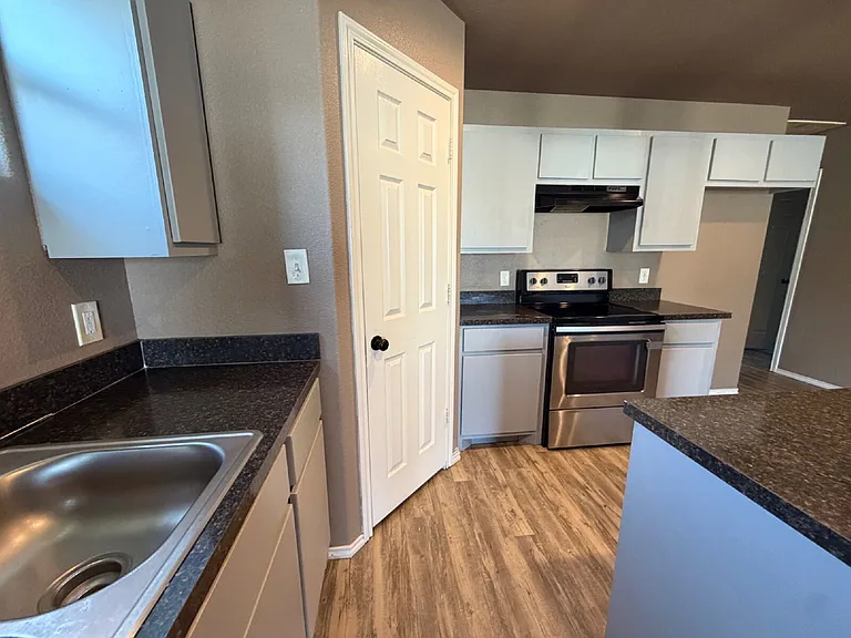 2205 Cedar Ave — Photo 4