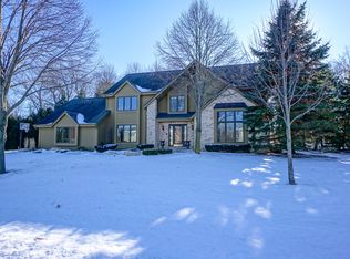 N52W16543 Oak Ridge Trl, Menomonee Falls, WI 53051