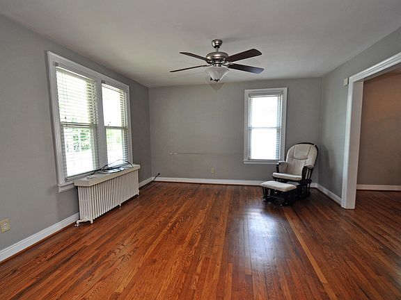 3rd image of 2804 Barry St