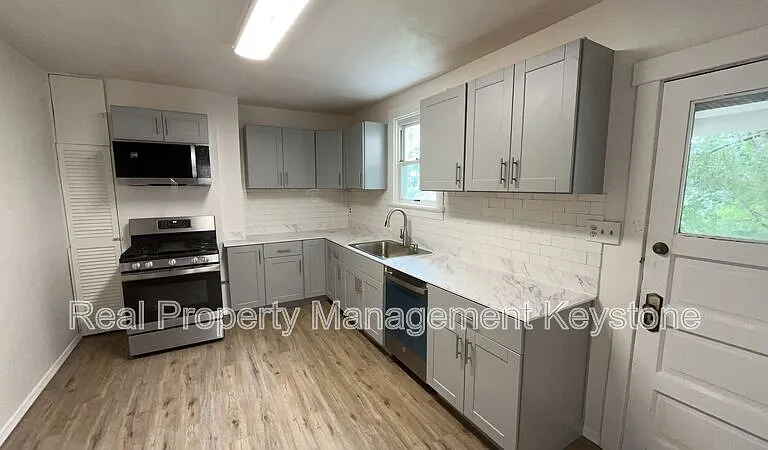 625 Blanton St — Photo 5