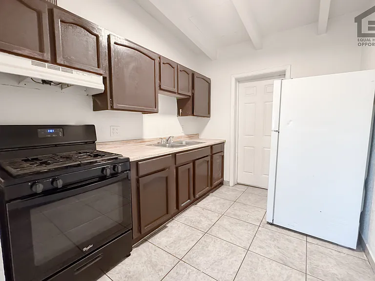 1626 N 31st Pl — Photo 5