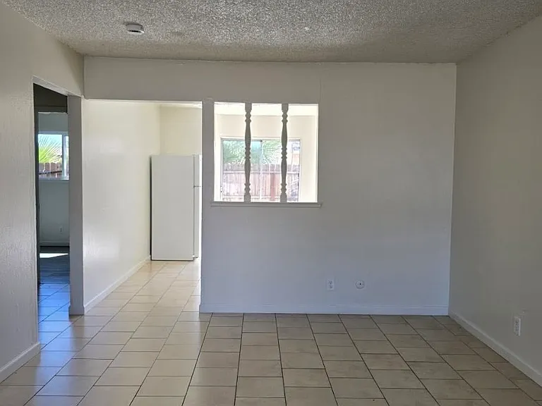 4431 E Hedges Ave #C — Photo 2