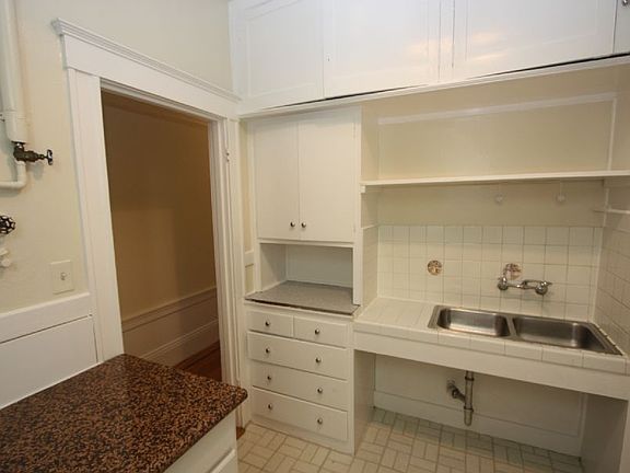 5th image of 2341 Market St APT 1