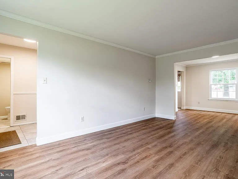 10 Honey Locust Ln — Photo 4