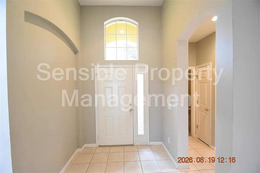 4 bed, 2038 sqft, $2,350 — Photo 2
