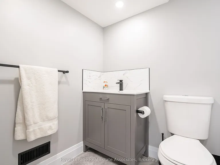 259 Fernwood Cres — Photo 17