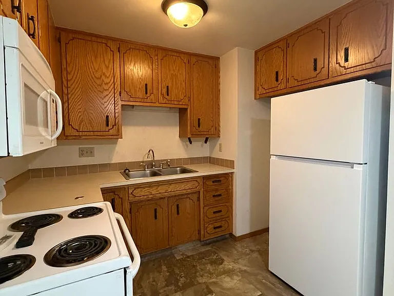 944 E Elm Dr — Photo 1