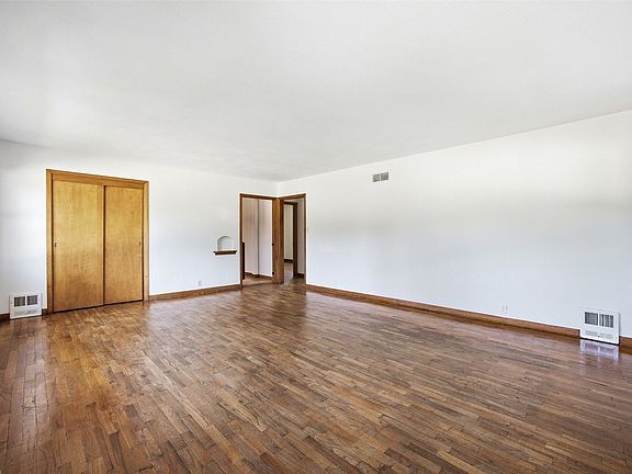 3rd image of 835 12th St NE