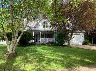 697 Dogwood Ln, Vermilion, OH 44089