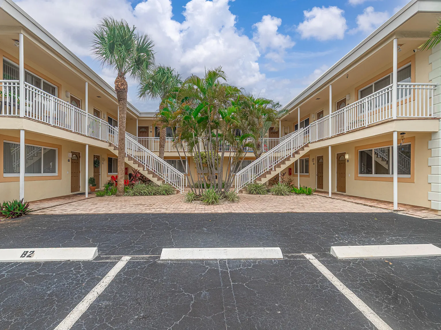 1 bed, 1.0 bath, 8318 sqft, $1,900 — Photo 3