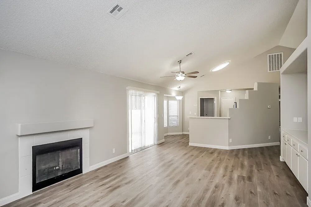 3 bed, 2.0 bath, 1337 sqft, $2,175 — Photo 4