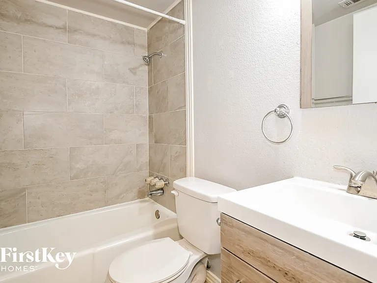 302 Shorewood Dr — Photo 10
