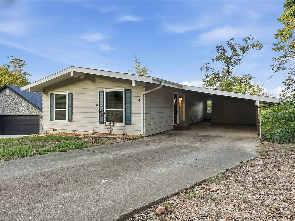 4 Tilbury Ln