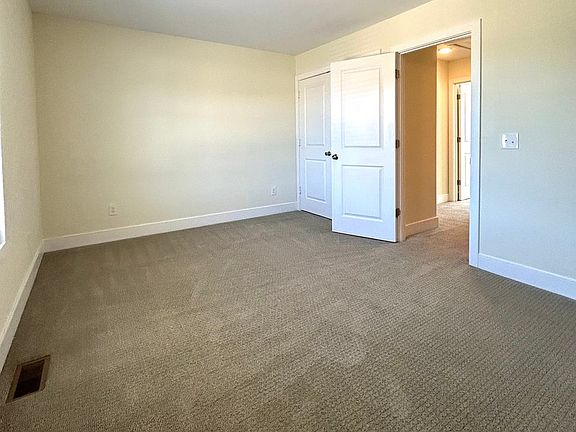 4th image of 2005 Willow Dr #4