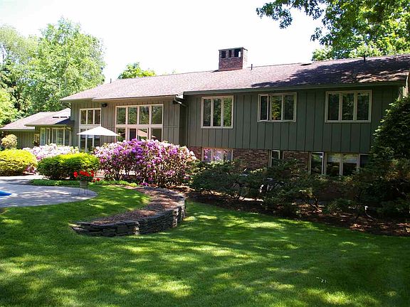3rd image of 7 Saint Andrews Dr