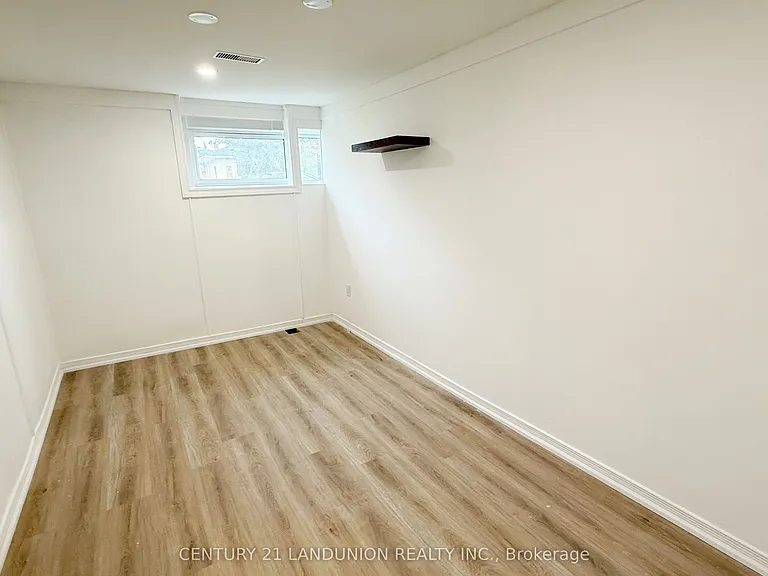 422 Lynett Cres — Photo 6