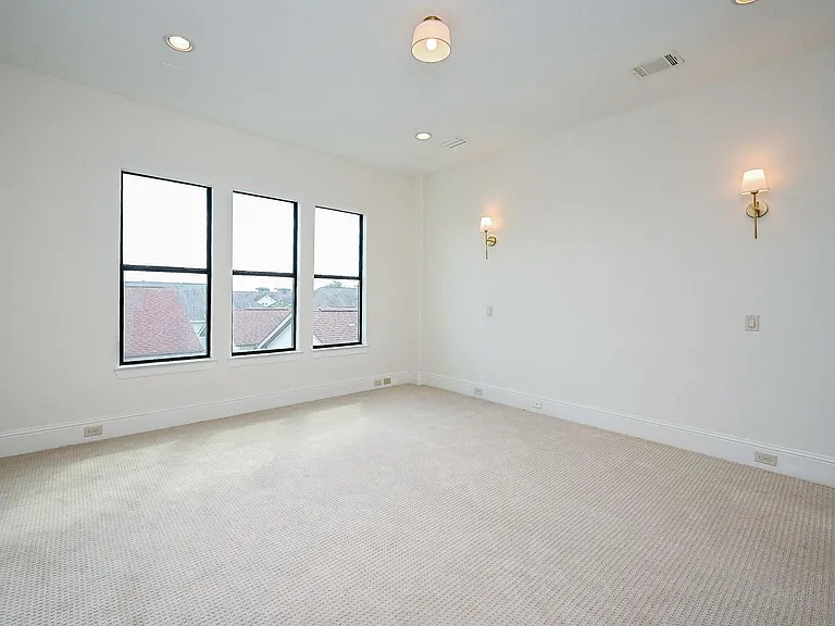 1825 W 24th St — Photo 16