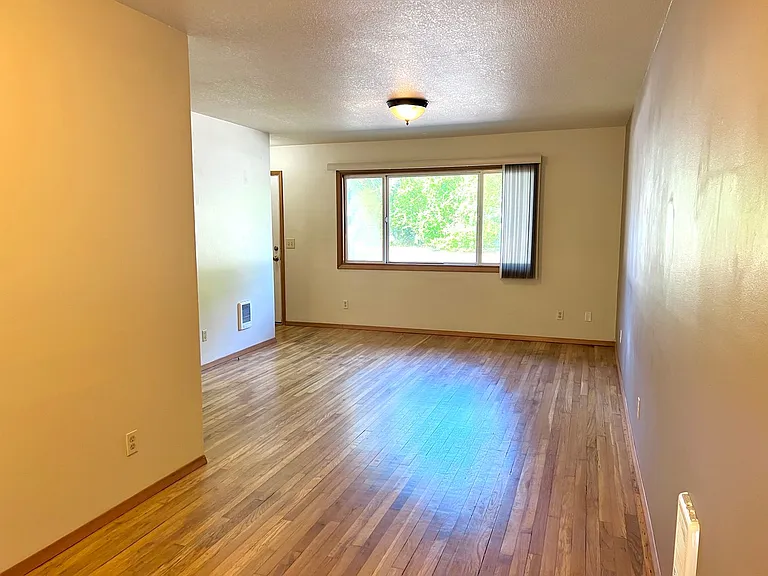 300 Lincoln St — Photo 4