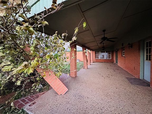 4th image of 1111 E Sammy Baugh Ave