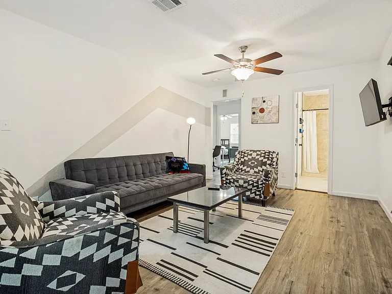 2214 Pine St — Photo 8