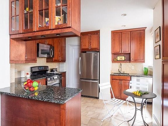 4th image of 245 W 74th St APT 5C