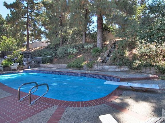 4th image of 810 Maplewood Ct