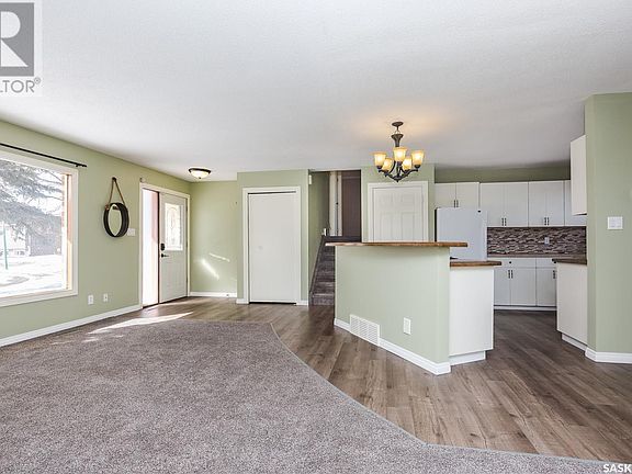 5th image of 405 Dalhousie Cres