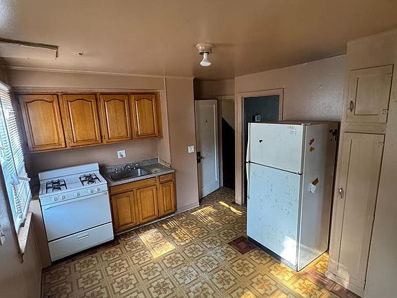 4th image of 815 50th Pl NE