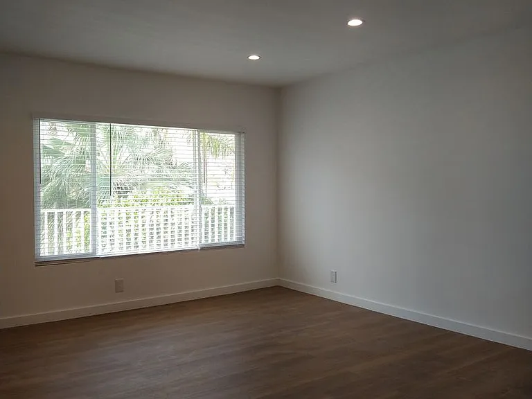 671 S. Riverside Drive — Photo 4