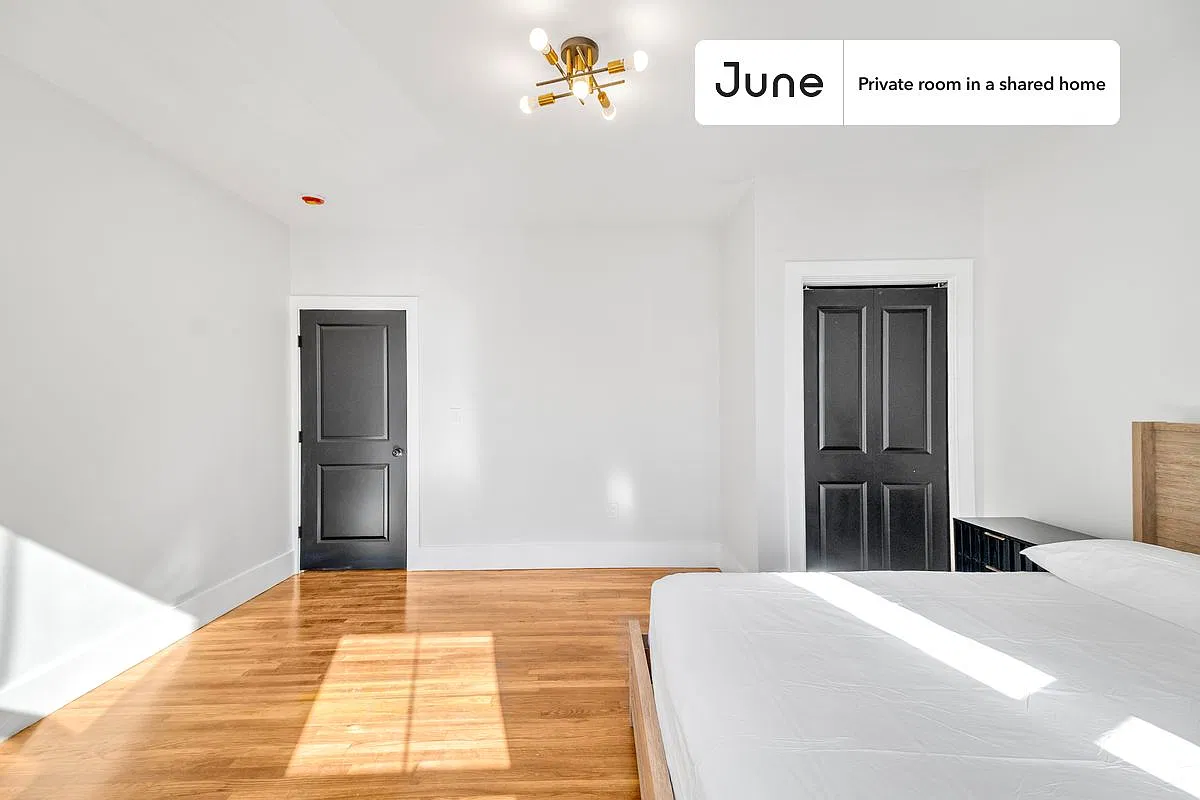 Queen bedroom in 5 bed/2 bath home in Roxbury #1901 A — Photo 4