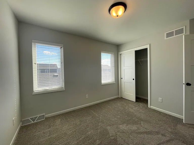 2555 Spark — Photo 14
