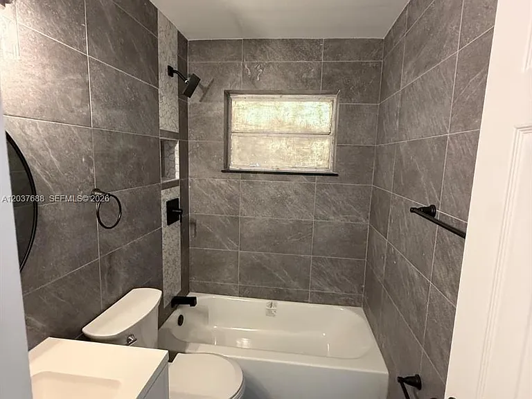 1700 SW 69th Ter — Photo 5