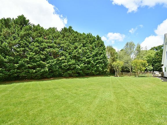 3rd image of 118 Breton Ct