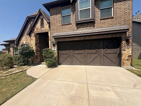 2nd image of 1079 Canterbury Ln