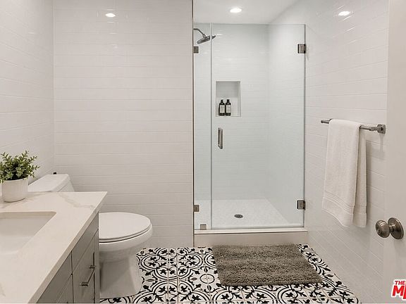 4th image of 612 S Barrington Ave APT 310