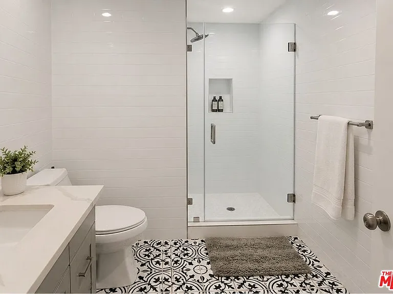 612 S Barrington Ave #310 — Photo 4