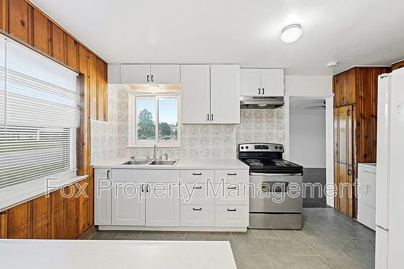3 bed, 2.0 bath, 1600 sqft, $2,600 — Photo 2