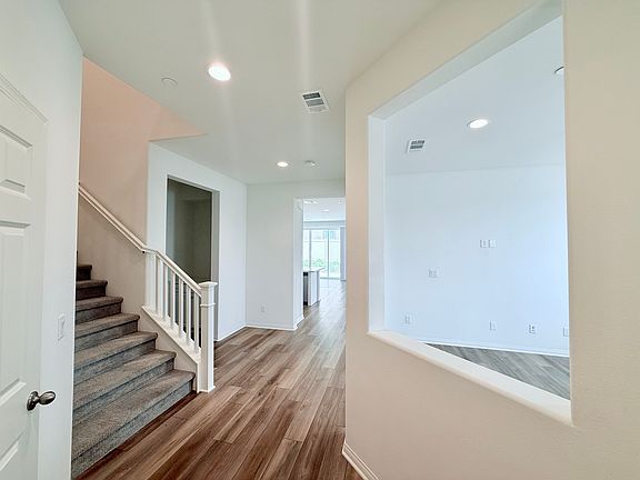 4th image of 30732 Freeman Dr
