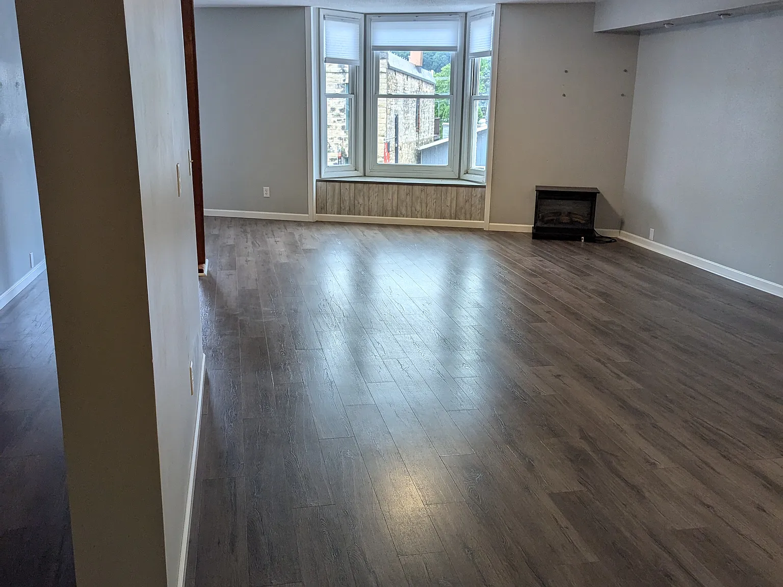 3 bed, 2400 sqft, $1,500 — Photo 2