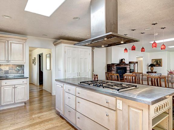 3rd image of 629 Sierra Dr SE
