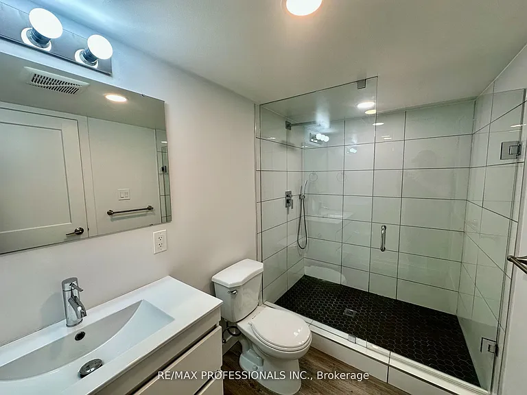 66 Whitburn Cres #LOWER — Photo 12